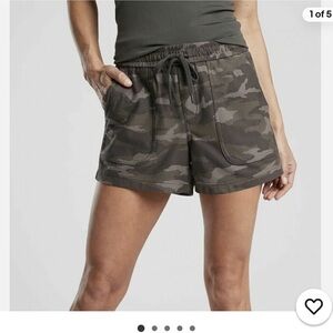 Athleta fallaron shorts